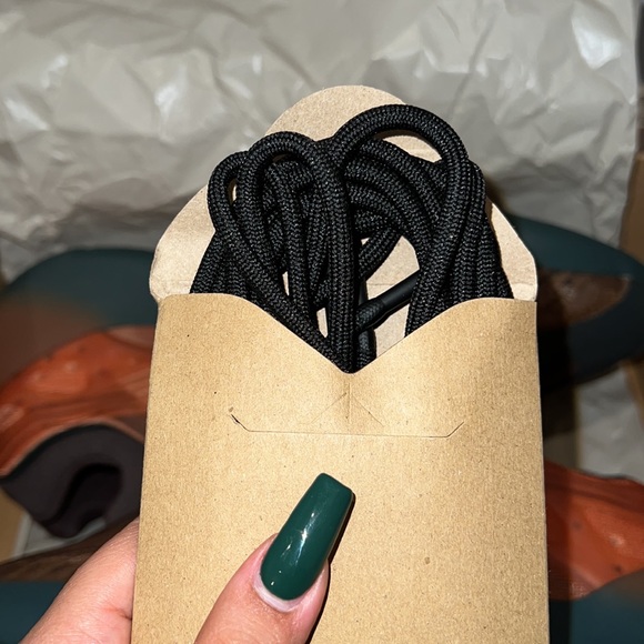 Yeezy Boost 700 v3 - Picture 4 of 6